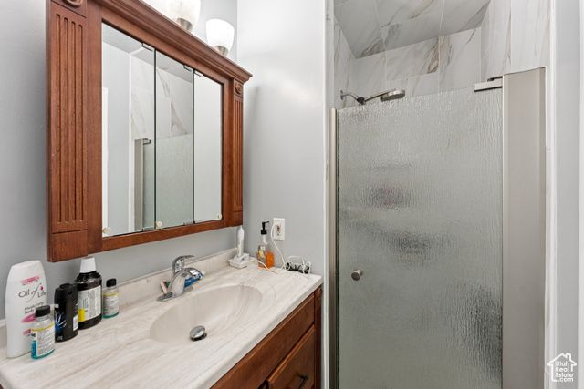 8926 S MIDVALLEY DR, West Jordan, UT 84088