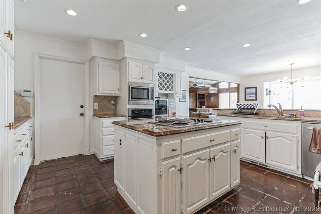 9823 S Knoxville Avenue, Tulsa, OK 74137