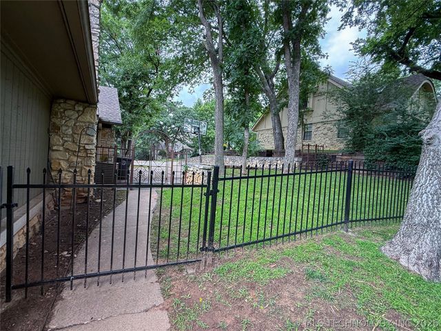 9823 S Knoxville Avenue, Tulsa, OK 74137