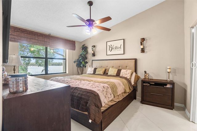 906 Republic Ct, Deerfield Beach, FL 33442