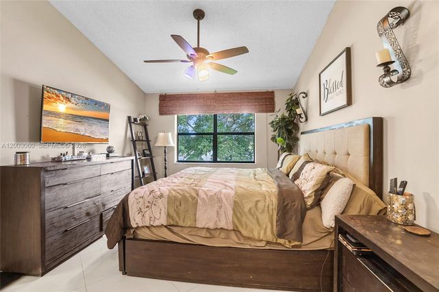 906 Republic Ct, Deerfield Beach, FL 33442