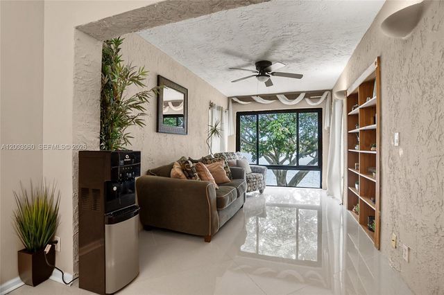 906 Republic Ct, Deerfield Beach, FL 33442