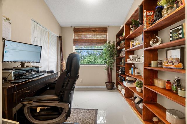 906 Republic Ct, Deerfield Beach, FL 33442