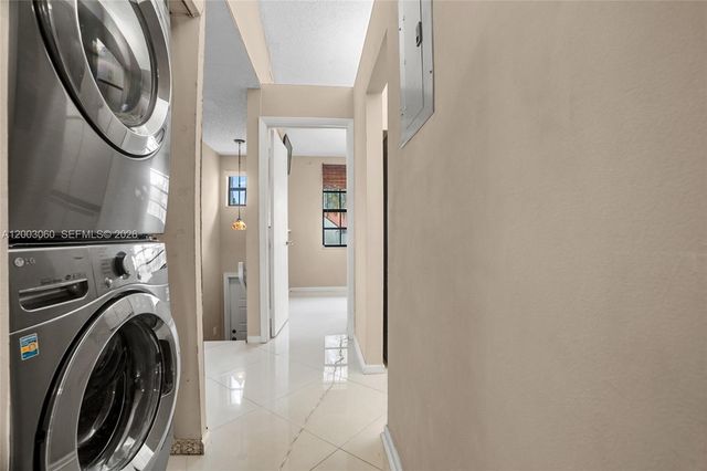 906 Republic Ct, Deerfield Beach, FL 33442