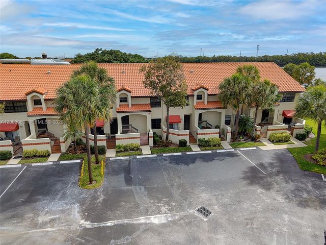 906 Republic Ct, Deerfield Beach, FL 33442