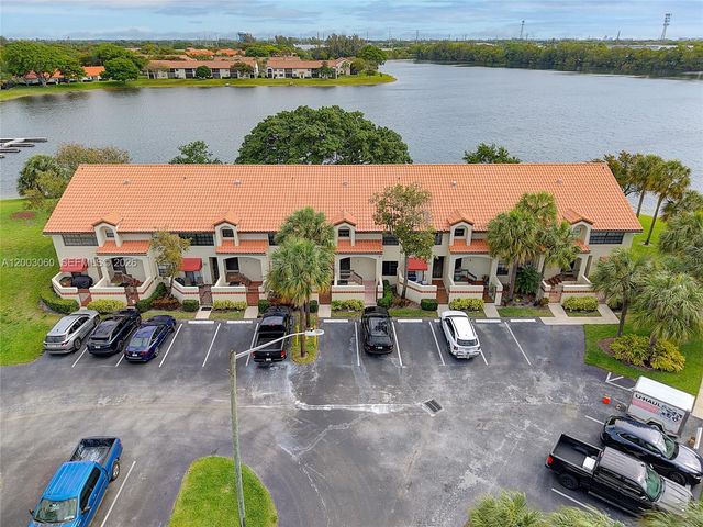 906 Republic Ct, Deerfield Beach, FL 33442