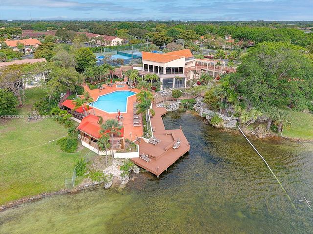 906 Republic Ct, Deerfield Beach, FL 33442