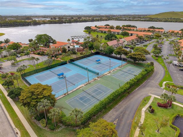 906 Republic Ct, Deerfield Beach, FL 33442