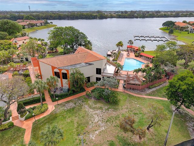 906 Republic Ct, Deerfield Beach, FL 33442