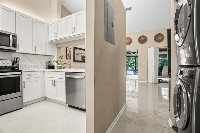 906 Republic Ct, Deerfield Beach, FL 33442