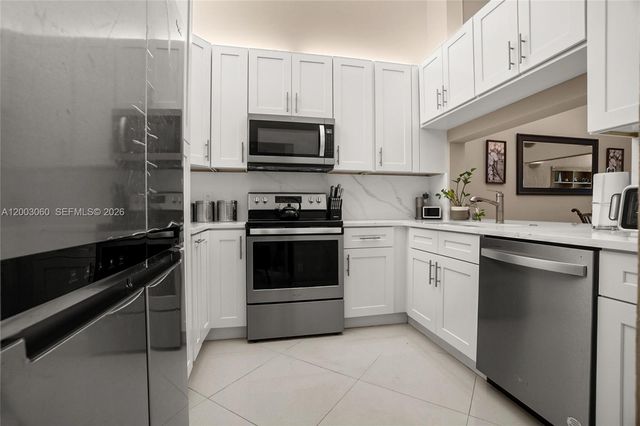 906 Republic Ct, Deerfield Beach, FL 33442