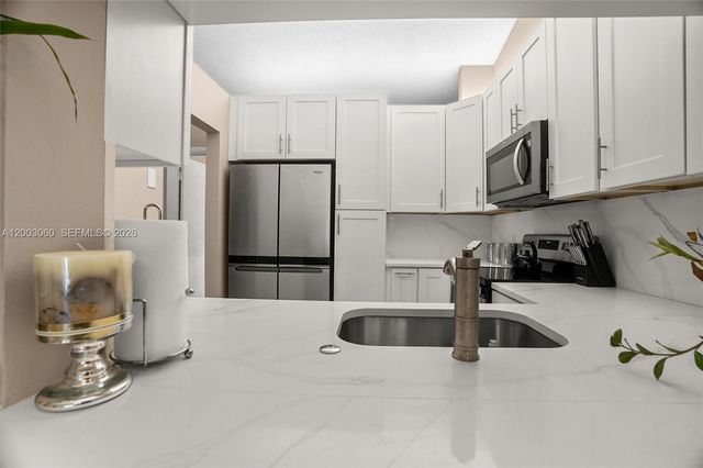 906 Republic Ct, Deerfield Beach, FL 33442