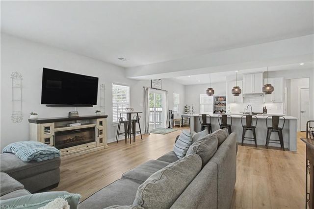 118 Oxford RN, Poquoson, VA 23662