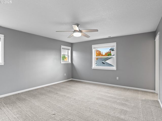 310 Sw MT ADAMS St, Mc Minnville, OR 97128