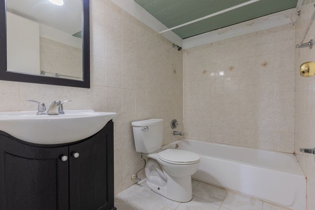 212 Shorewood Drive 1B, Glendale Heights, IL 60139