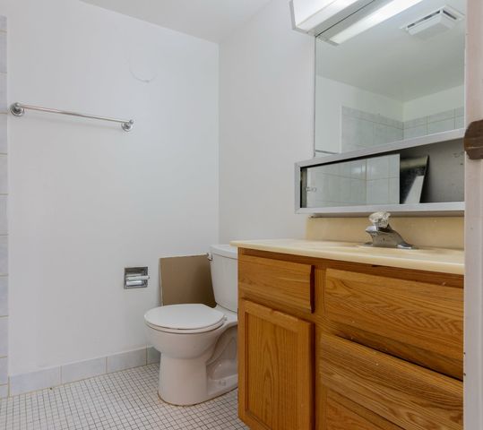212 Shorewood Drive 1B, Glendale Heights, IL 60139