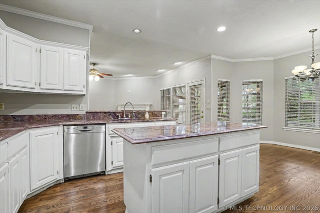 6828 S Richmond Place, Tulsa, OK 74136