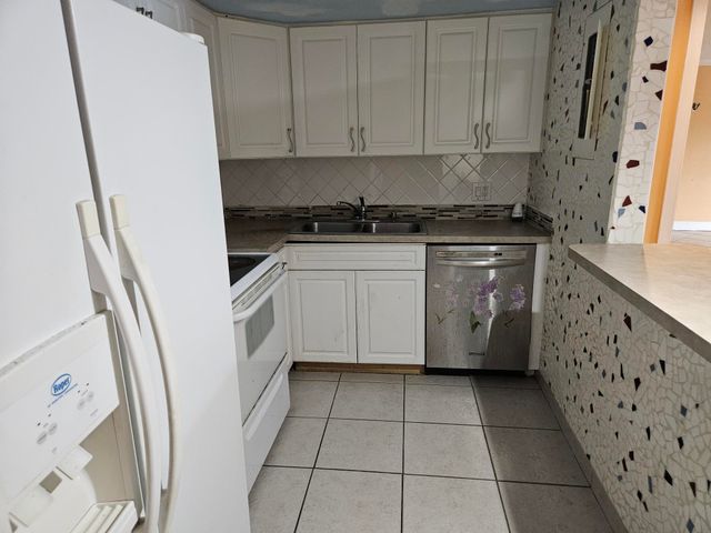 5570 NW 44th Street NW 107a, Lauderhill, FL 33319