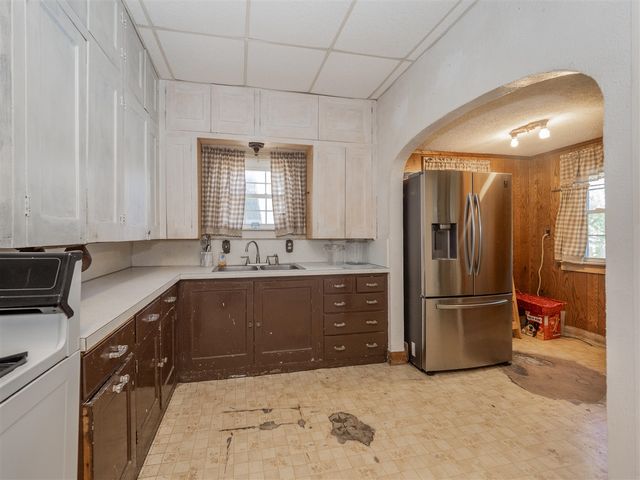601 N Kalamazoo Street, Paw Paw, MI 49079