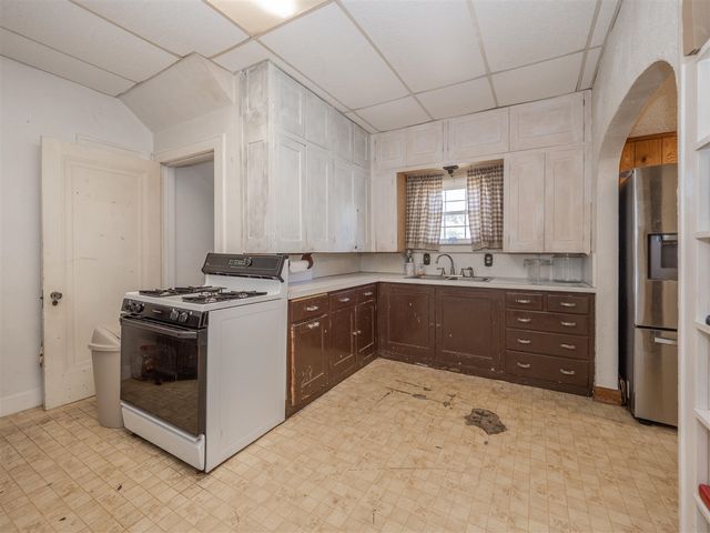 601 N Kalamazoo Street, Paw Paw, MI 49079