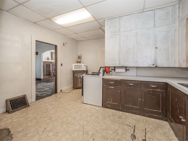 601 N Kalamazoo Street, Paw Paw, MI 49079