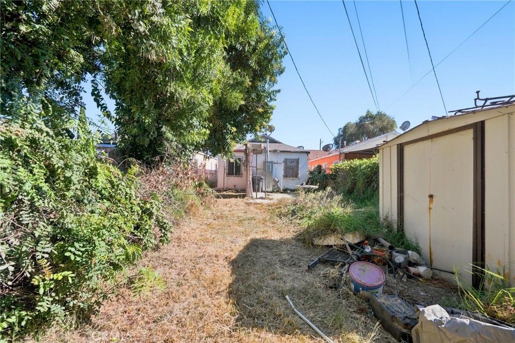 Image 2 of property listing at 909 W 132nd Street, Compton, CA 90222
