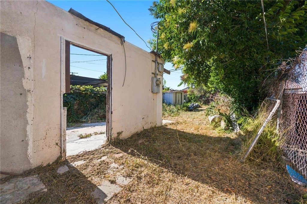 Image 5 of property listing at 909 W 132nd Street, Compton, CA 90222