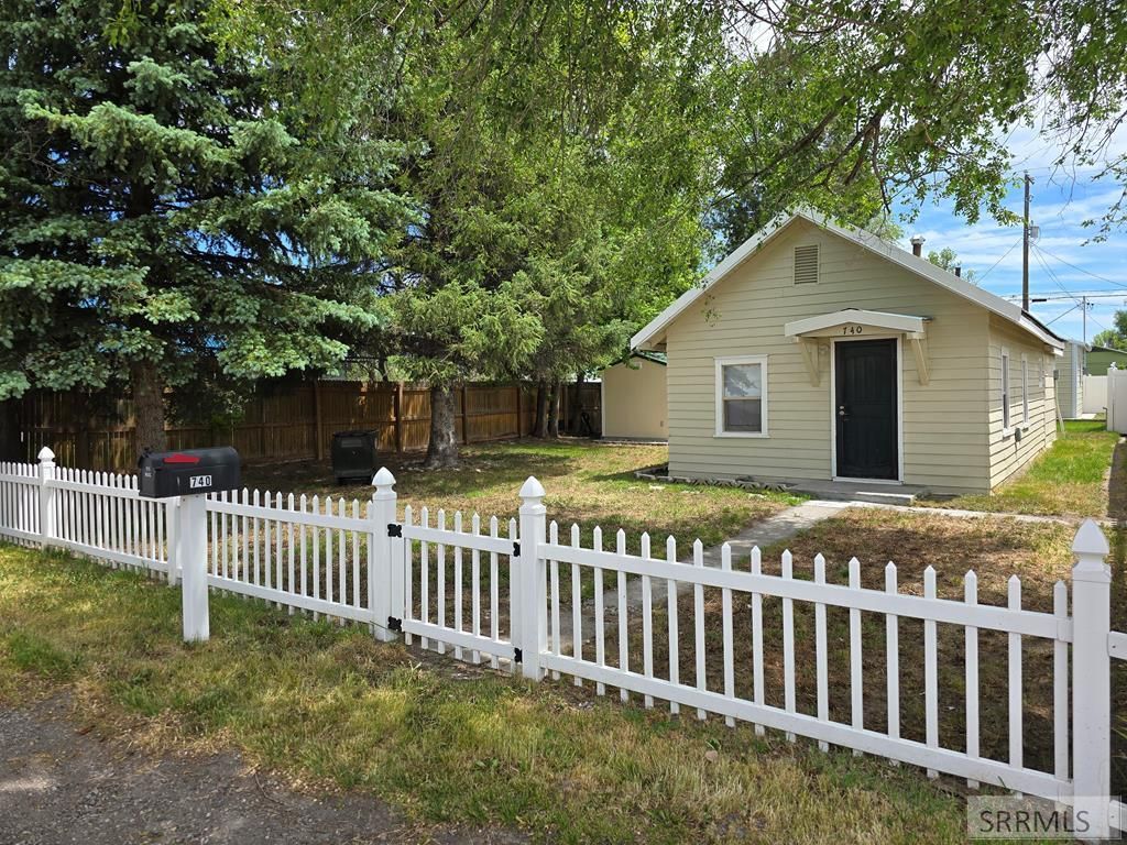 Image 1 of property listing at 740 NE Main Street, Blackfoot, ID 83221