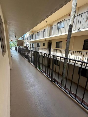 5280 Las Verdes Circle 216, Delray Beach, FL 33484