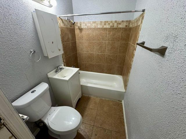 3223 W Fairmount AVENUE, Milwaukee, WI 53209