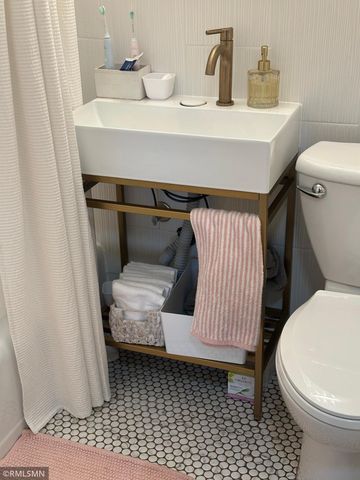 440 Ridgewood Avenue 203, Minneapolis, MN 55403