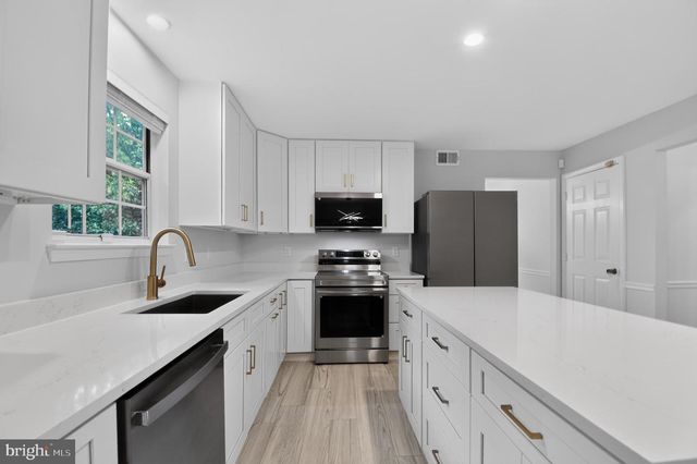 1588 KINGSTREAM CIR, Herndon, VA 20170