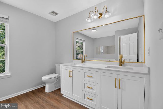 1588 KINGSTREAM CIR, Herndon, VA 20170