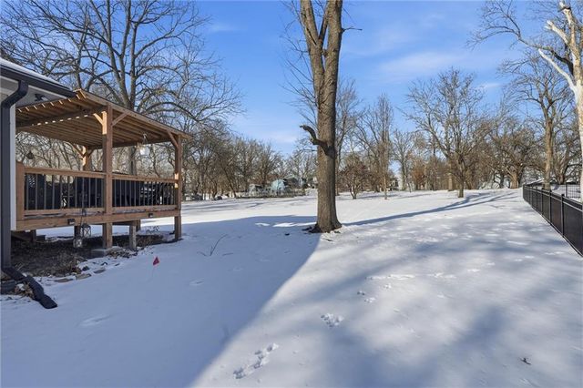 305 12th Avenue, Greenwood, MO 64034