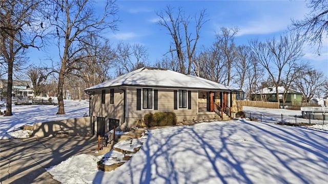 305 12th Avenue, Greenwood, MO 64034