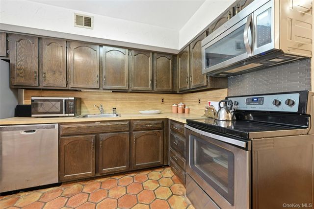 29 Jennings Lane, Woodbury, NY 11797