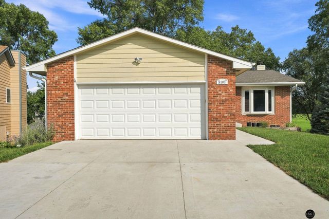 5101 Rosebriar Court, Lincoln, NE 68516