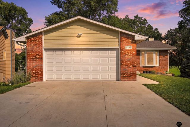 5101 Rosebriar Court, Lincoln, NE 68516