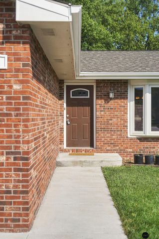5101 Rosebriar Court, Lincoln, NE 68516