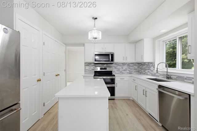 425 Thornridge Court, Rochester Hills, MI 48307