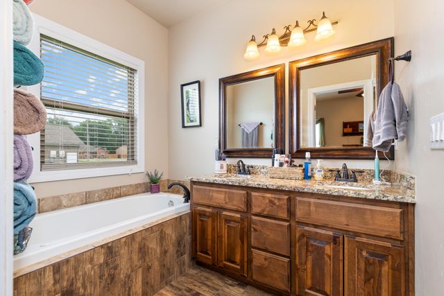 62203 E 268 Place, Grove, OK 74344