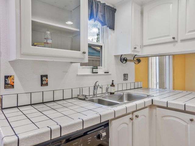 506 Roundtree Ct, Sacramento, CA 95831