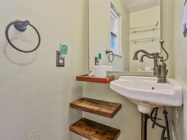 506 Roundtree Ct, Sacramento, CA 95831