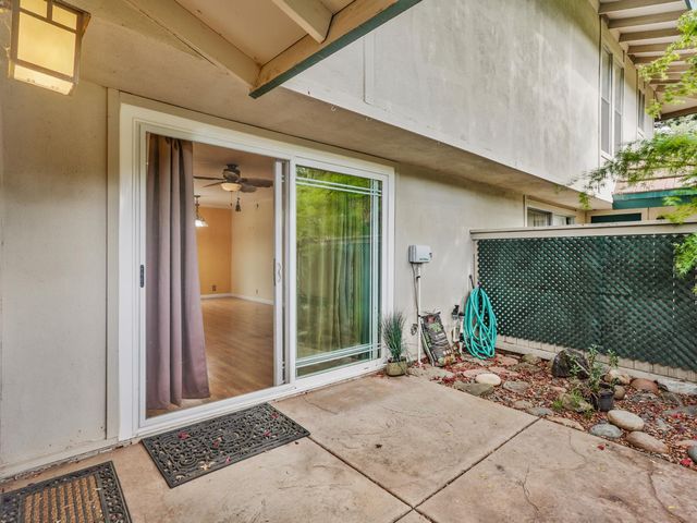 506 Roundtree Ct, Sacramento, CA 95831