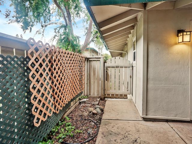 506 Roundtree Ct, Sacramento, CA 95831