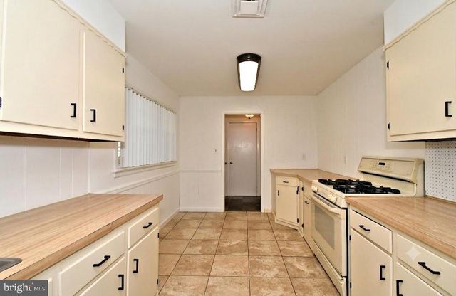 5 ROYAL OAK RD, Lawrence Township, NJ 08648