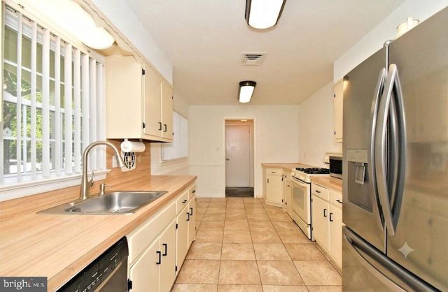 5 ROYAL OAK RD, Lawrence Township, NJ 08648