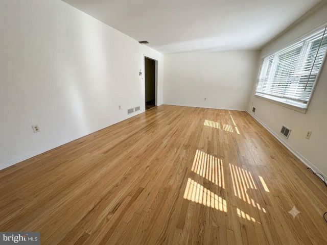 5 ROYAL OAK RD, Lawrence Township, NJ 08648