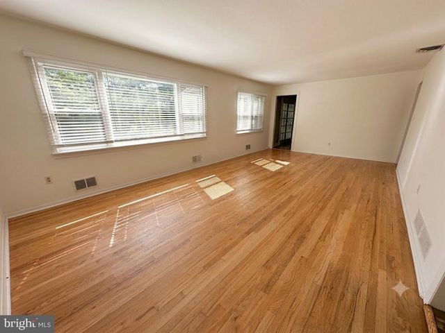 5 ROYAL OAK RD, Lawrence Township, NJ 08648