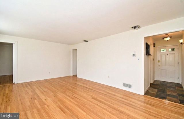 5 ROYAL OAK RD, Lawrence Township, NJ 08648